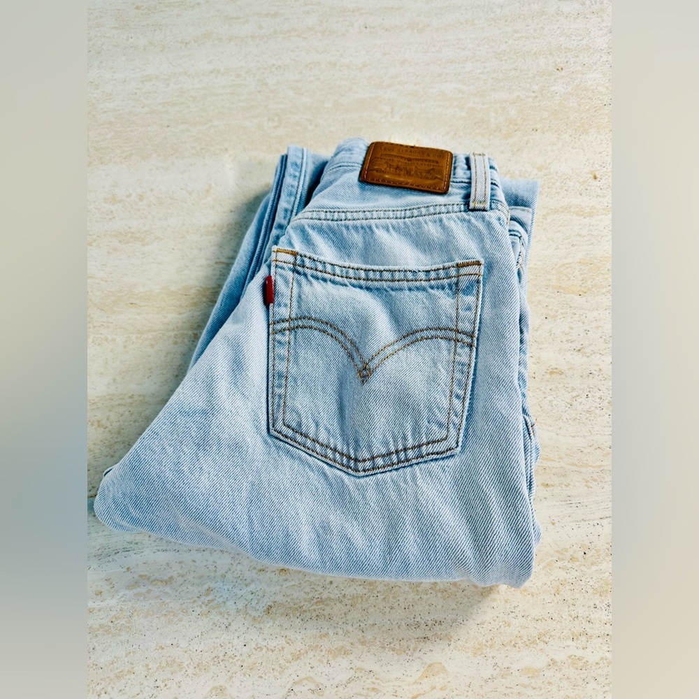 SOLD Levi’s Ribcage Straight Jeans Light Wash Ultra High Rise Size 25